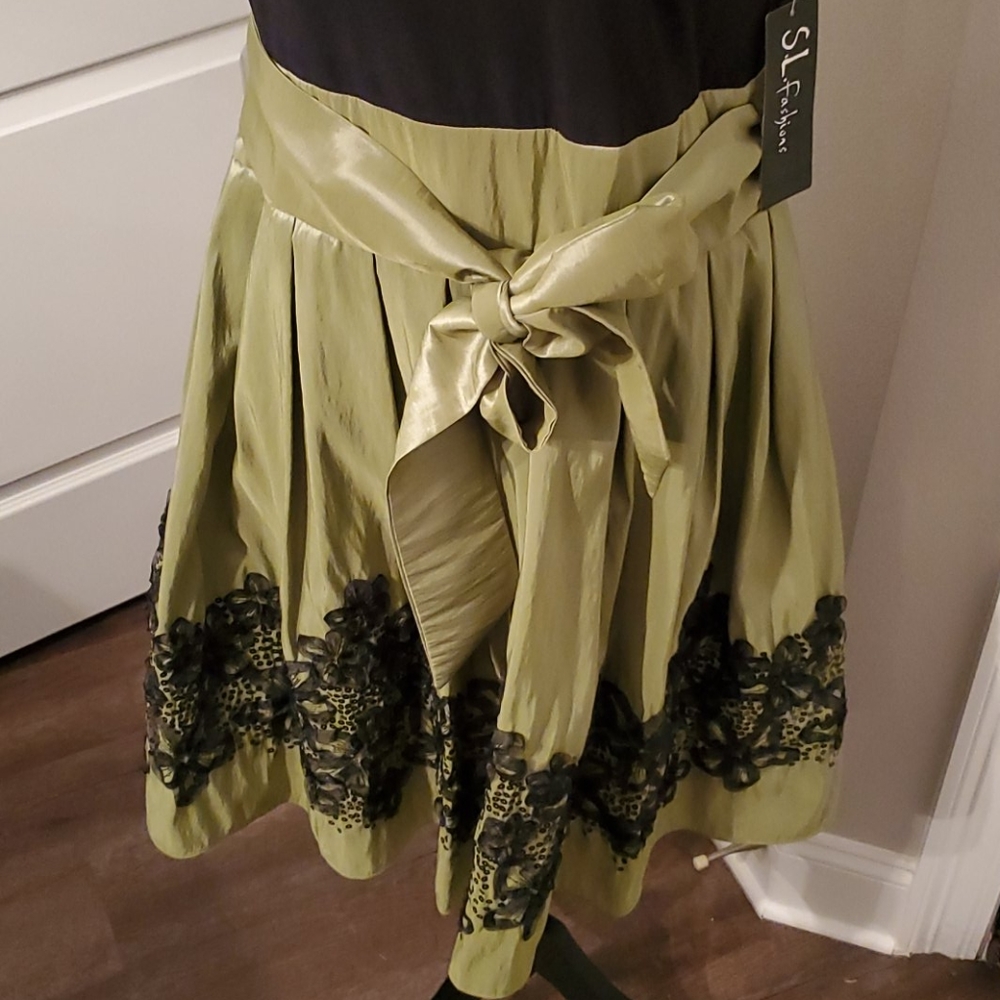 Dress - Picture 2 of 4